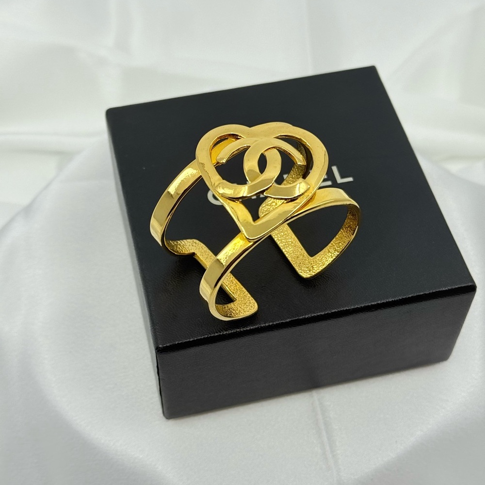 CHANEL Vintage Gold CC Heart Cuff Statement Bracelet - Picture 2 of 12